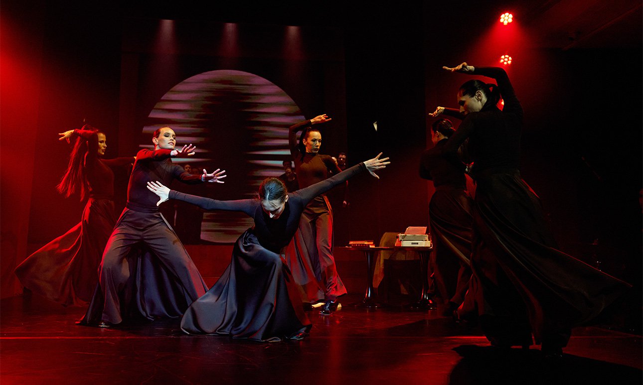 Сцена из перформанса DÉJÀ VU. Фото: Антон Быстров/HELMS