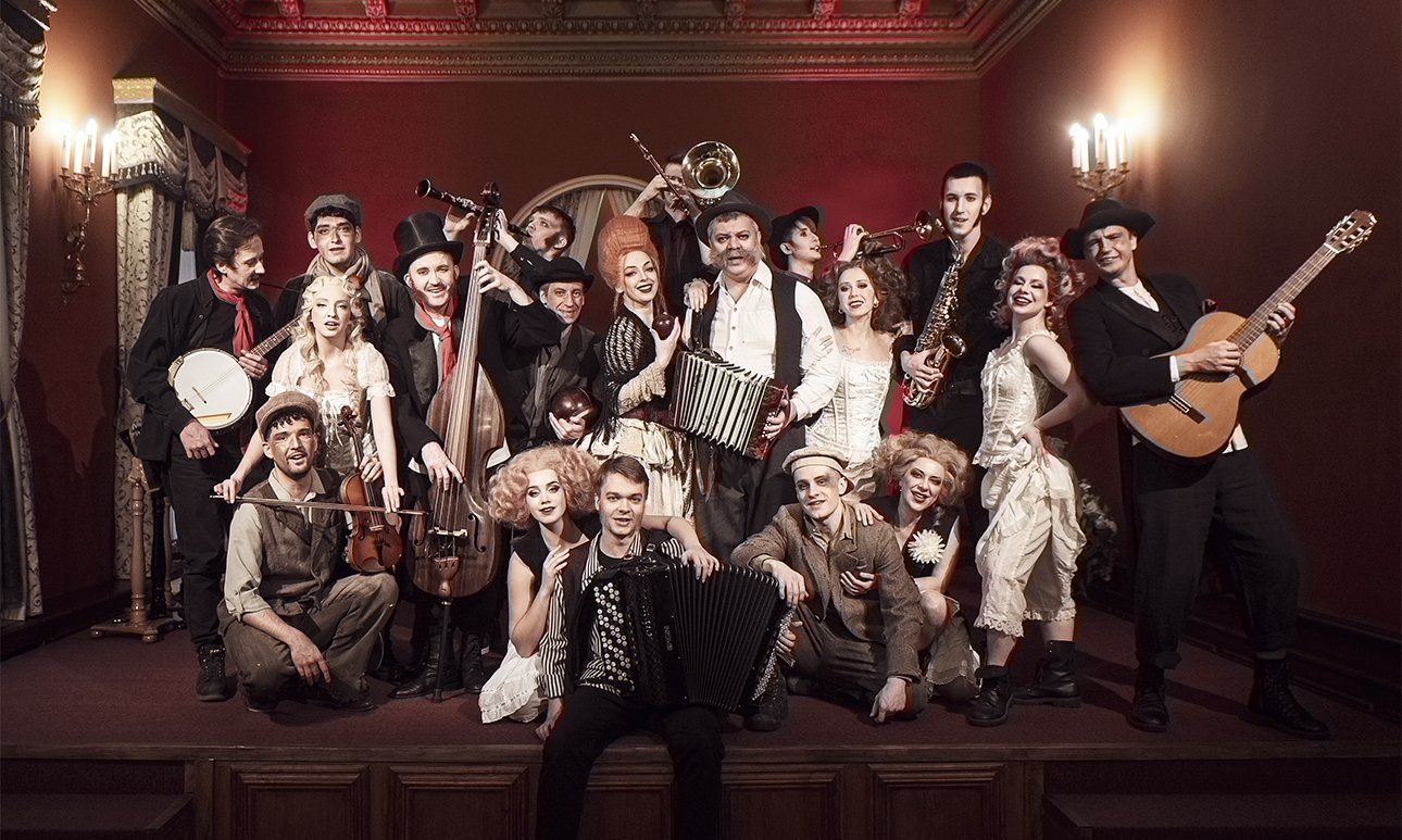 Актеры перед спектаклем «Трехгрошовая история». Фото: театр им. Комиссаржевской