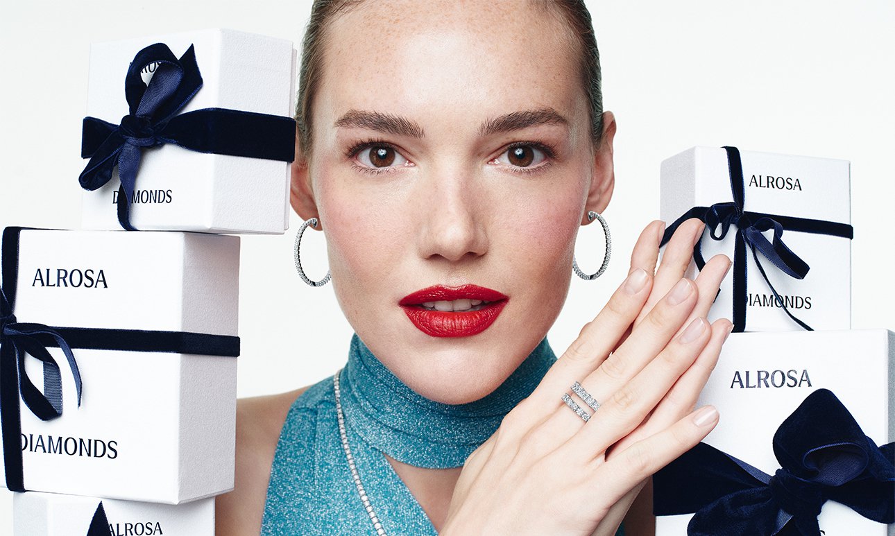 Модель в украшениях из новогодней коллекции ALROSA Diamonds.  Фото: ALROSA Diamonds