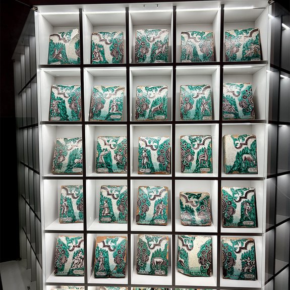 Изразцы в Открытом хранении фондов.  Фото: Екатерина Павлова