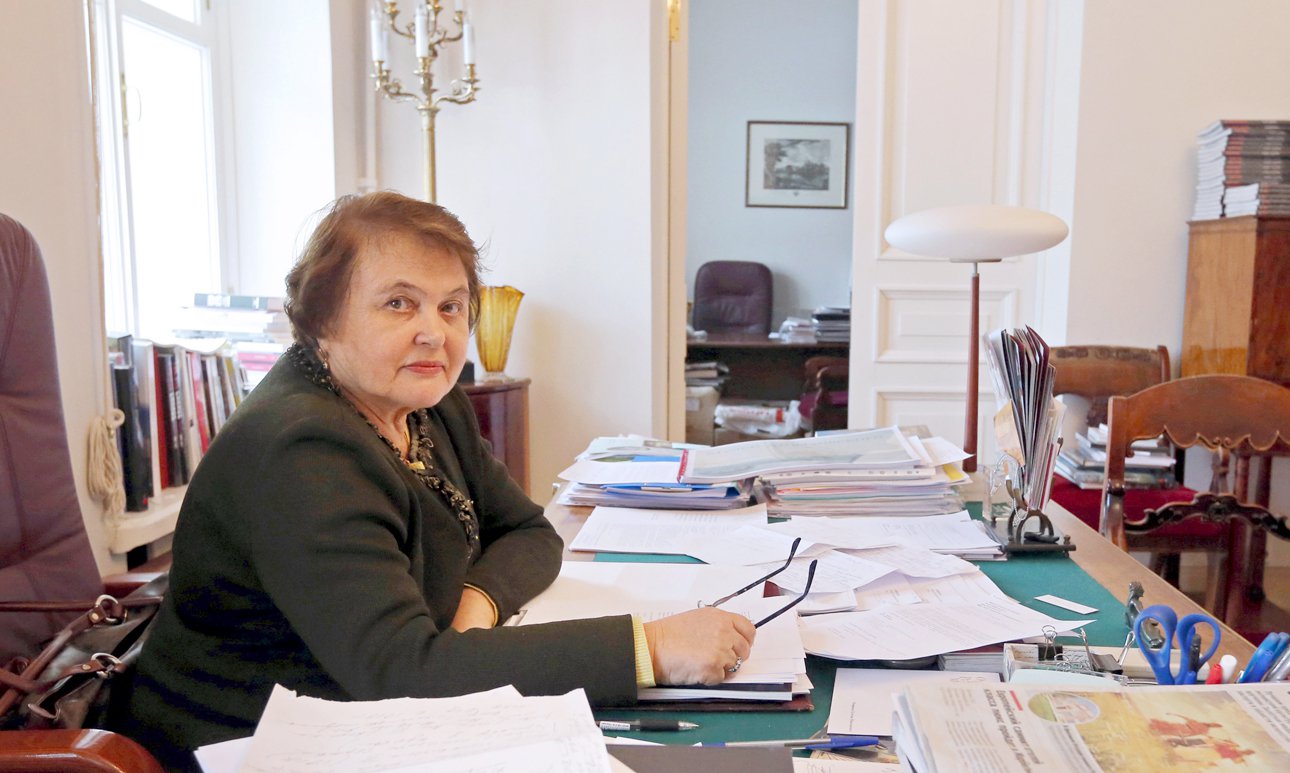 Заместитель директора Государственного Русского музея Евгения Петрова во время интервью в своем рабочем кабинете. 2018.  Фото: Александр Демьянчук/ТАСС