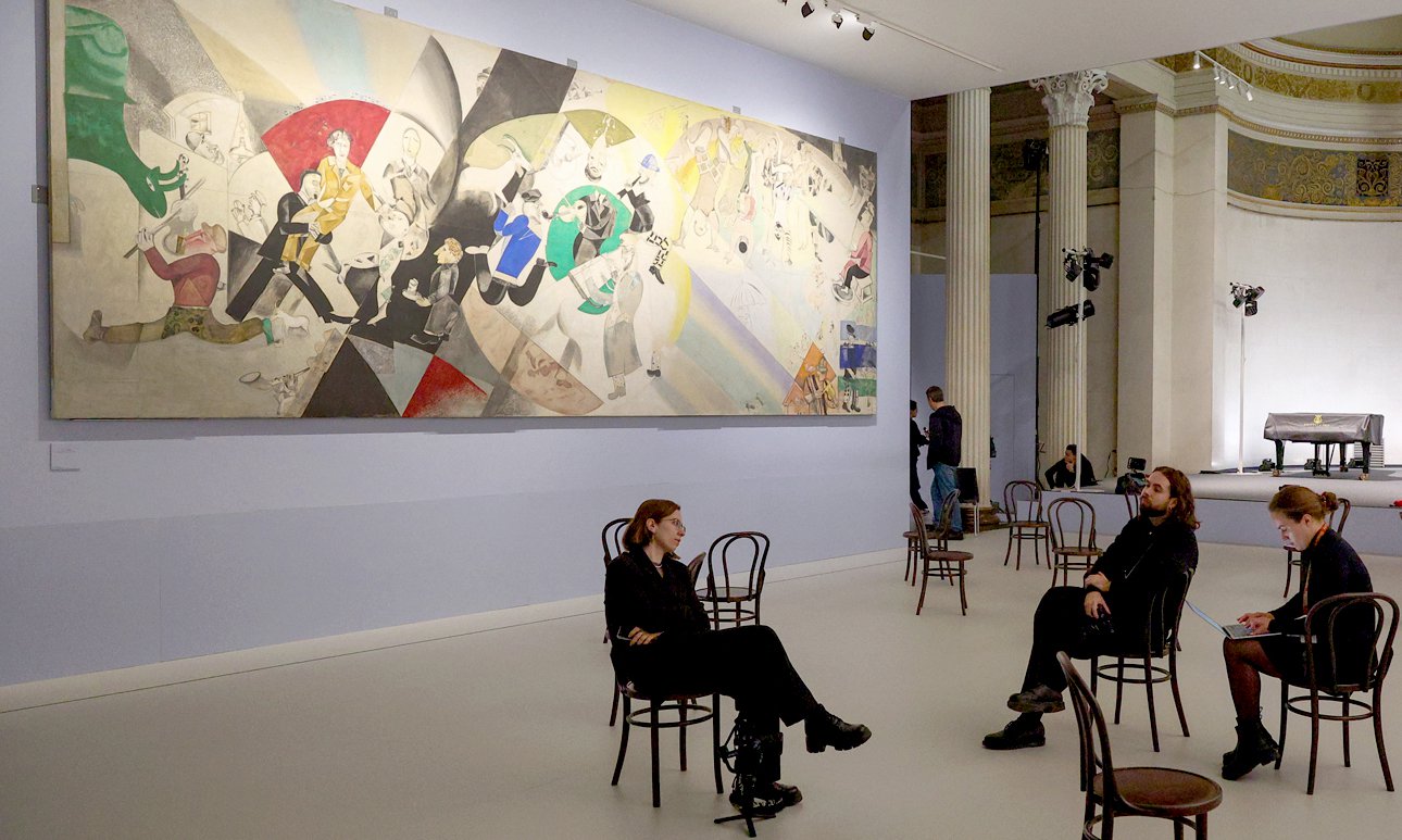 Панно «Введение в еврейский театр» на выставке «Марк Шагал. Радость земного притяжения» в ГМИИ имени А.С.Пушкина. Фото: Сергей Булкин/ТАСС