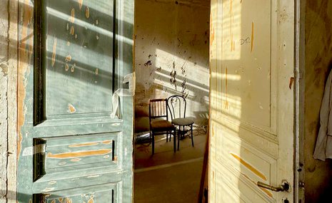 Музей ОБЭРИУ в Петербурге открылся тотальным перформансом с живыми чижиками