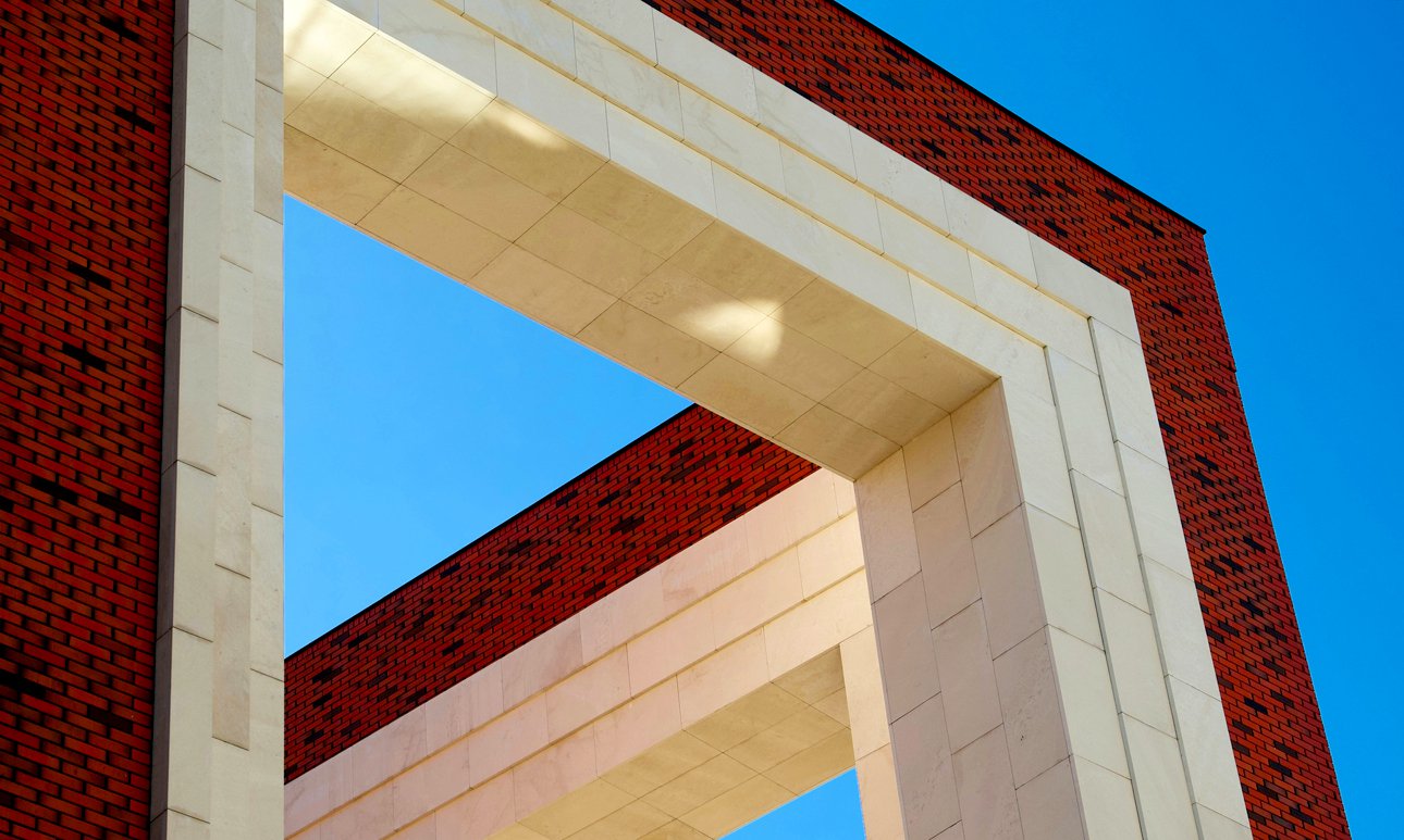 Фрагмент фасада нового здания ГТГ на Кадашевской набережной.   Фото: Александр Еремин/Unsplash