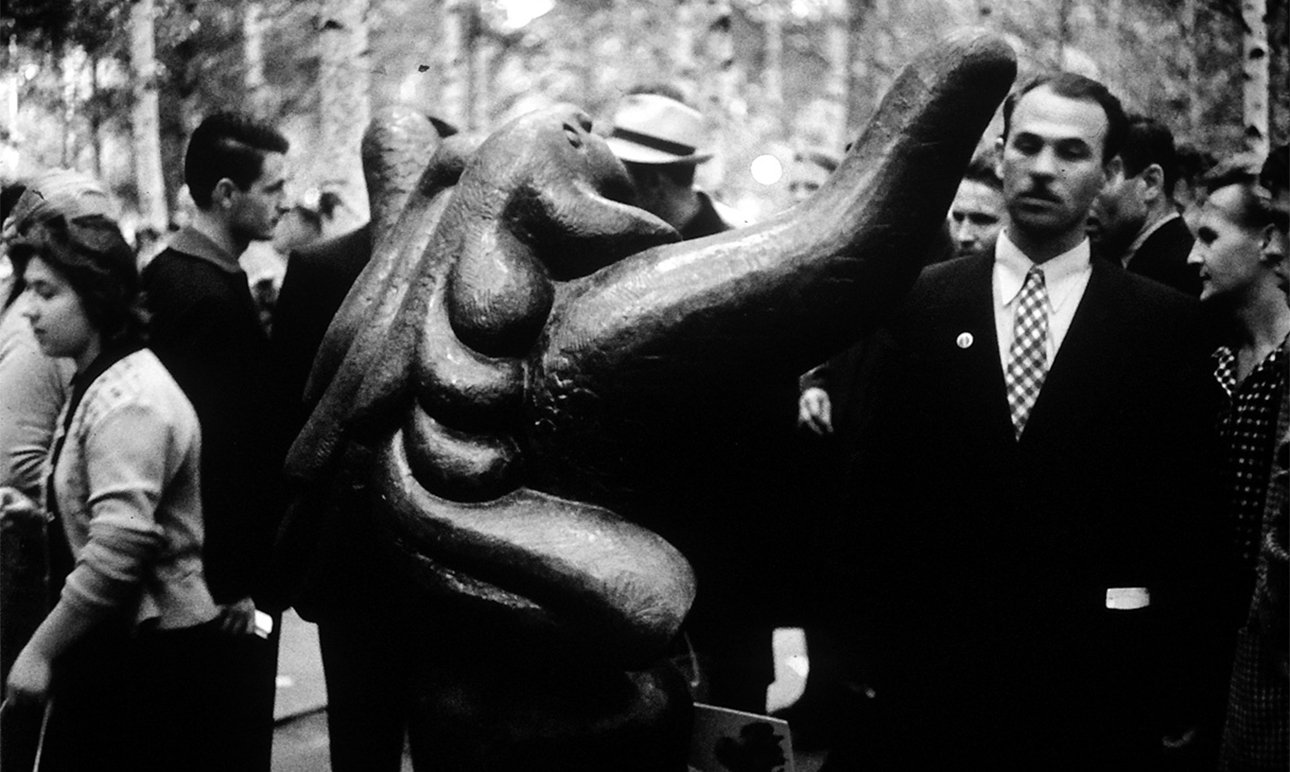 Посетители Американской национальной выставки в парке «Сокольники» в 1959 году перед скульптурой «Мать и дитя», созданной Жаком Липшицем в период его американской эмиграции в 1940-х годах.  Фото: Мэрилин Харрис Бернард/Архив Мейси