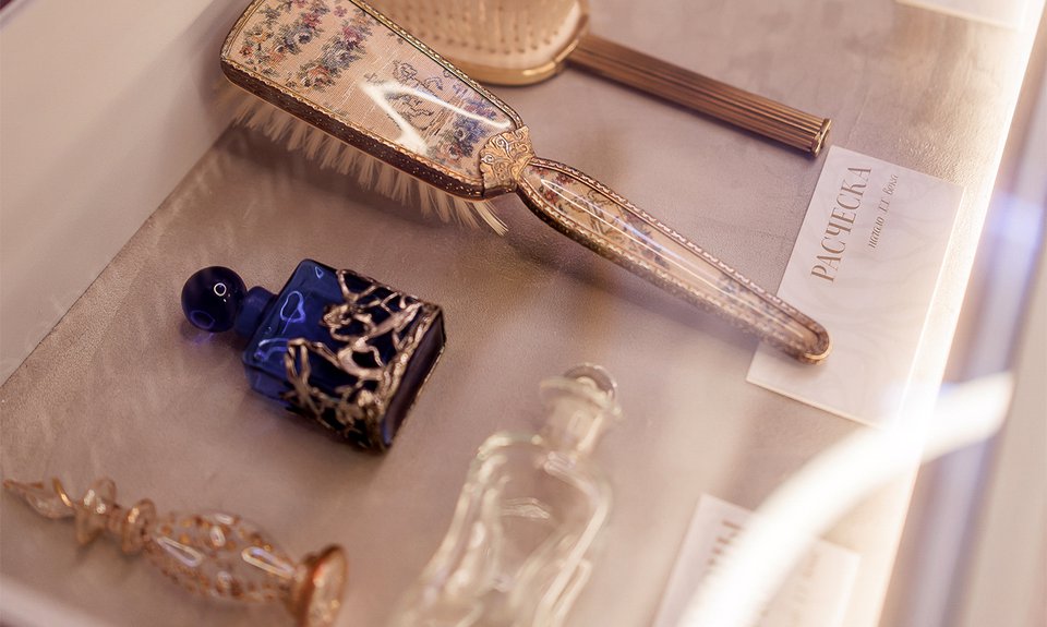 Предметы из экспозиции Государственного Эрмитажа на презентации книги «Сборник правил и наставлений».    Фото: Дмитрий Чунтул