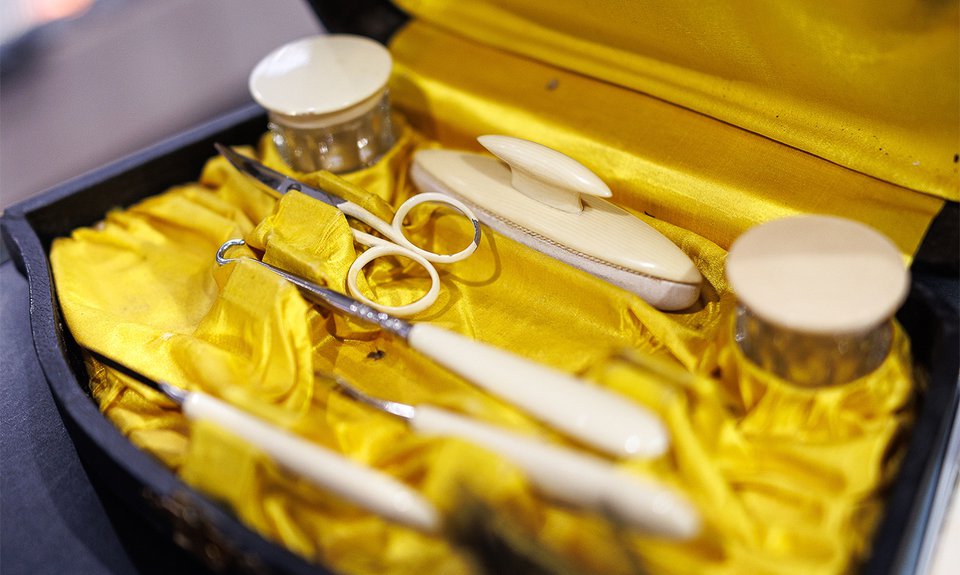 Предметы из экспозиции Государственного Эрмитажа на презентации книги «Сборник правил и наставлений».    Фото: Дмитрий Чунтул