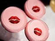 Кружева, шпильки, помада — все, что любезнице надо