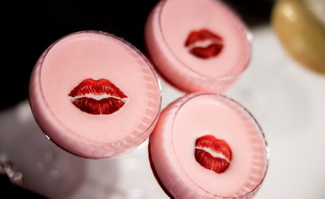 Кружева, шпильки, помада — все, что любезнице надо