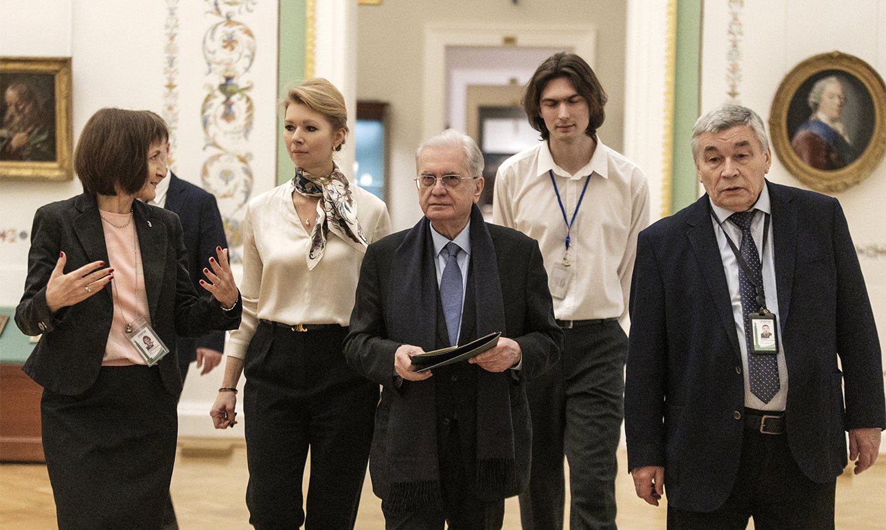 Наталья Бахарева, старший научный сотрудник Отдела истории русской культуры Эрмитажа, Елена Давыдова, генеральный директор Фонда поддержки культурных инициатив Газпрома, начальник управления ПАО «Газпром», Михаил Пиотровский, генеральный директор Эрмитажа, Вячеслав Федоров, заведующий отделом истории русской культуры (слева направо) на открытии «Галереи Петра Великого». Фото: ПАО «Газпром»