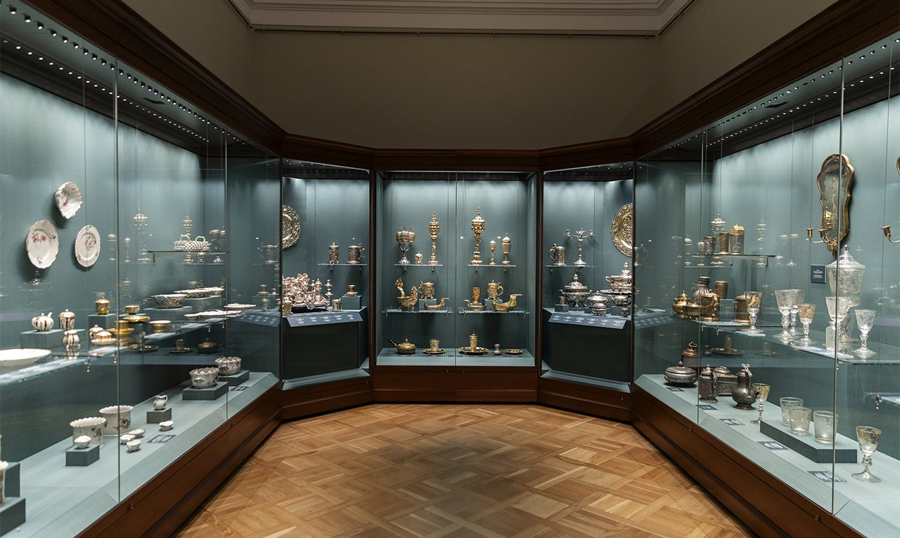 Завершающий зал «Галереи Петра Великого» в Эрмитаже. Драгоценные кубки из стекла в экспозиции 11 зала «Галереи Петра Великого».  Фото: ПАО «Газпром»