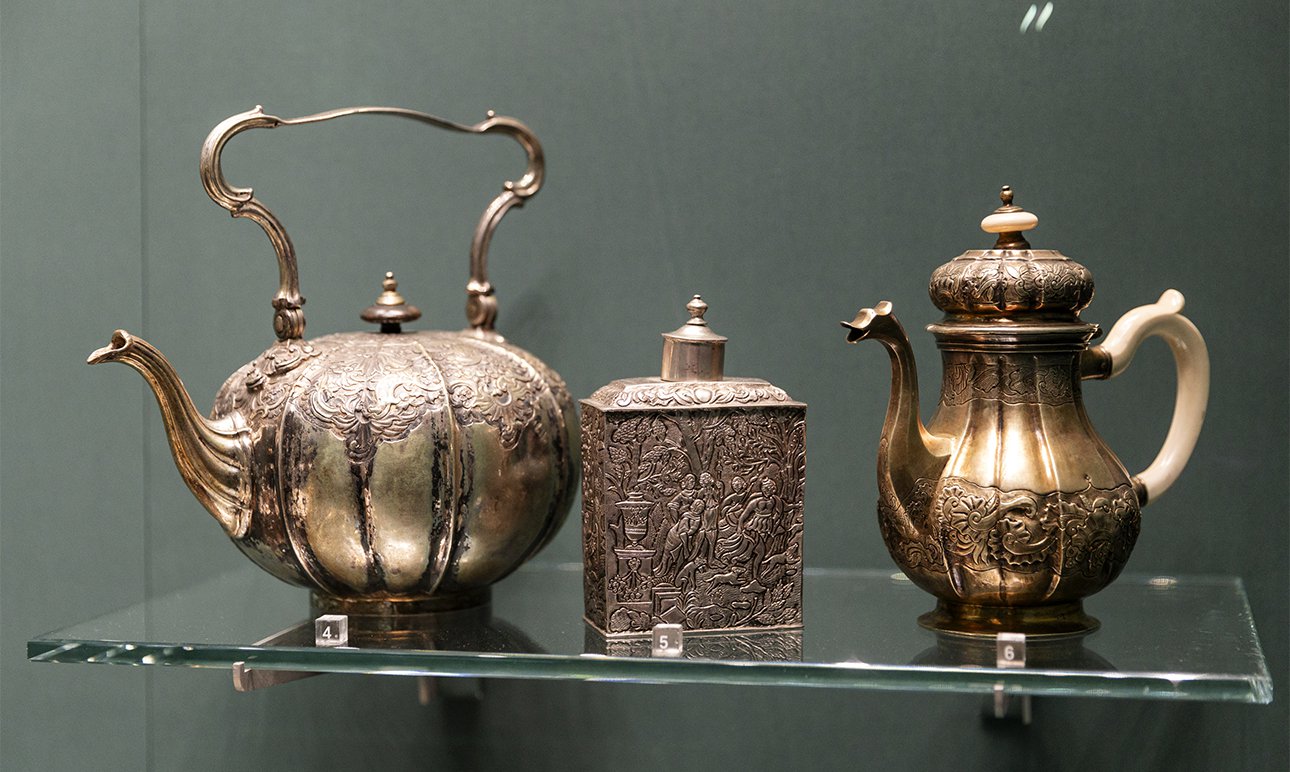 Серебро петровской эпохи в экспозиции 11 зала «Галереи Петра Великого».  Фото: ПАО «Газпром»