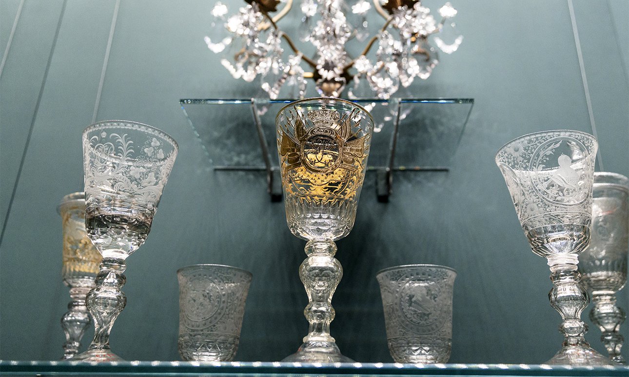 Драгоценные кубки из стекла в экспозиции 11 зала «Галереи Петра Великого». Фото: ПАО «Газпром»