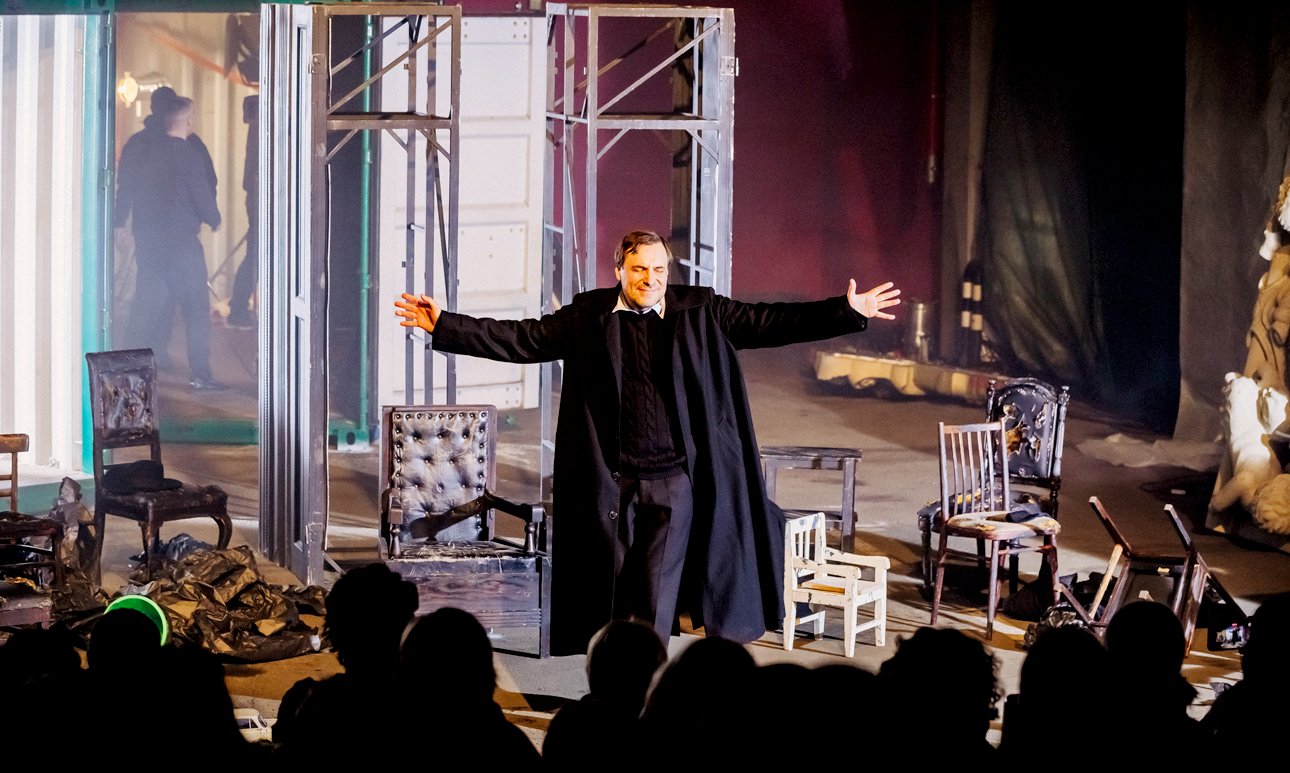 Сцена из спектакля «Всё тут»,  Фото: Музей «Полторы комнаты»