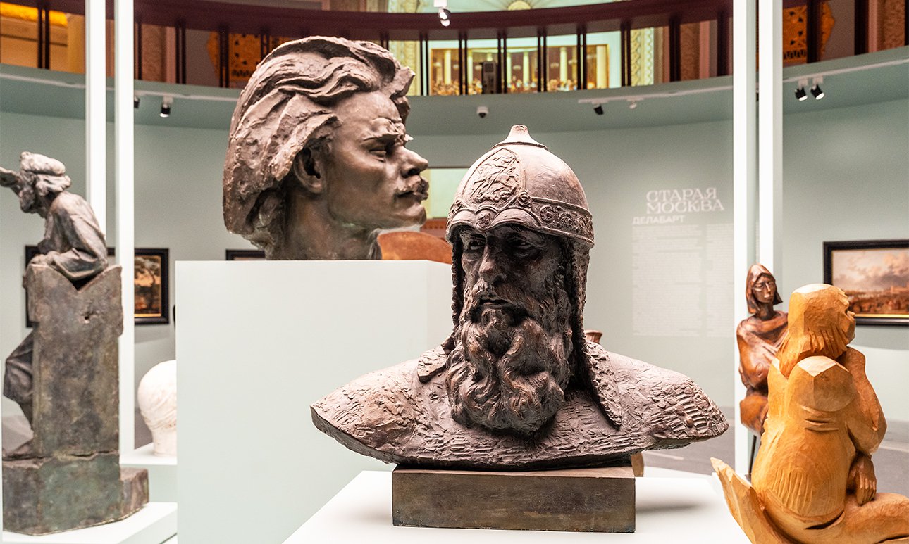 Экспонаты на выставке «Образ Москвы в русском искусстве из коллекции Государственного Русского музея».  Фото: пресс-служба ВДНХ