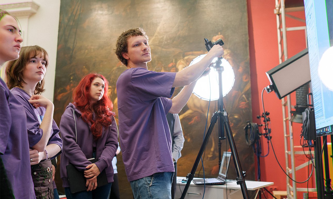 Студенты курса «Превентивная консервация и реставрация музейных предметов» на занятии в Русском музее. Фото: ПАО «Газпром»