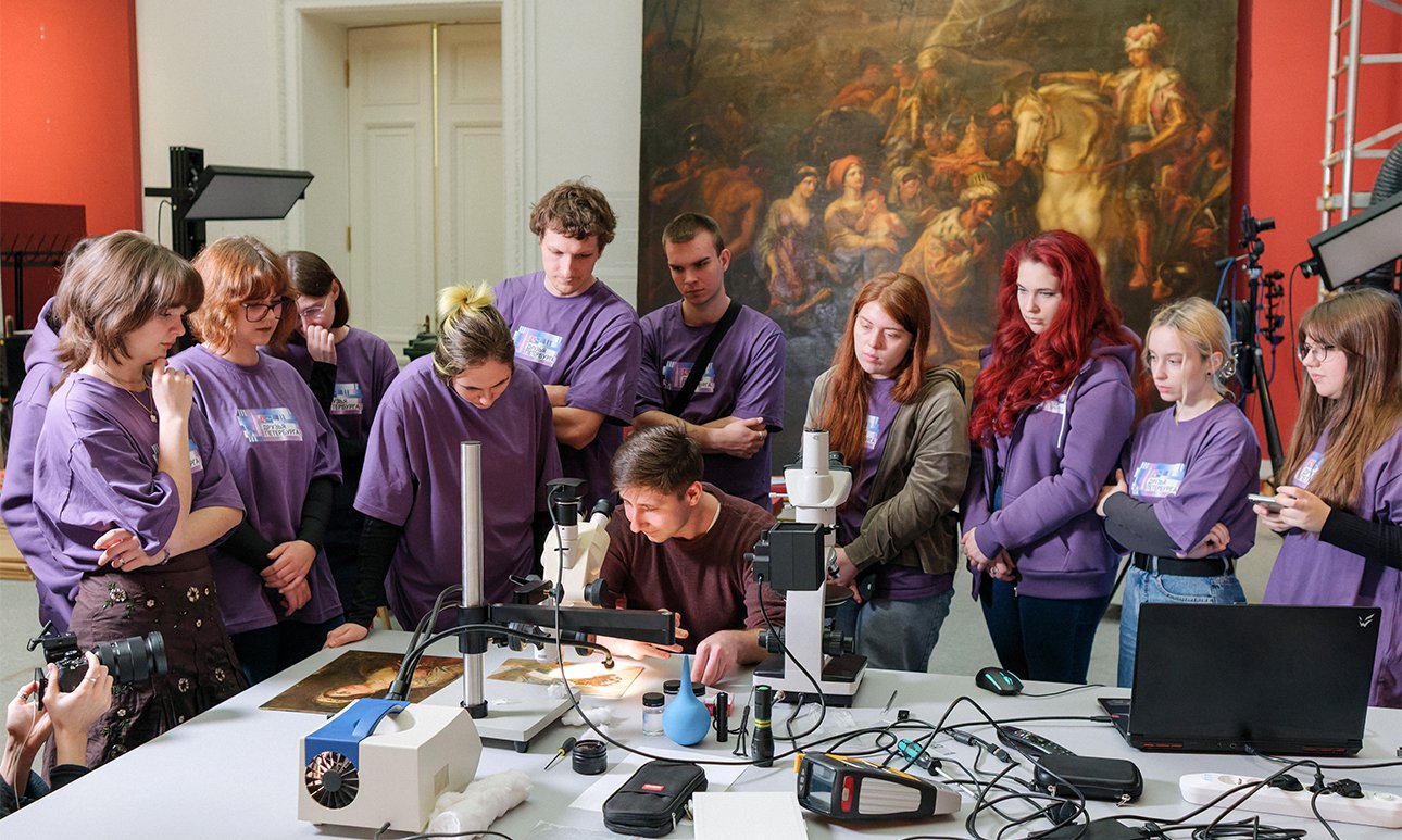 Студенты курса «Превентивная консервация и реставрация музейных предметов» на занятии в Русском музее. Фото: ПАО «Газпром»