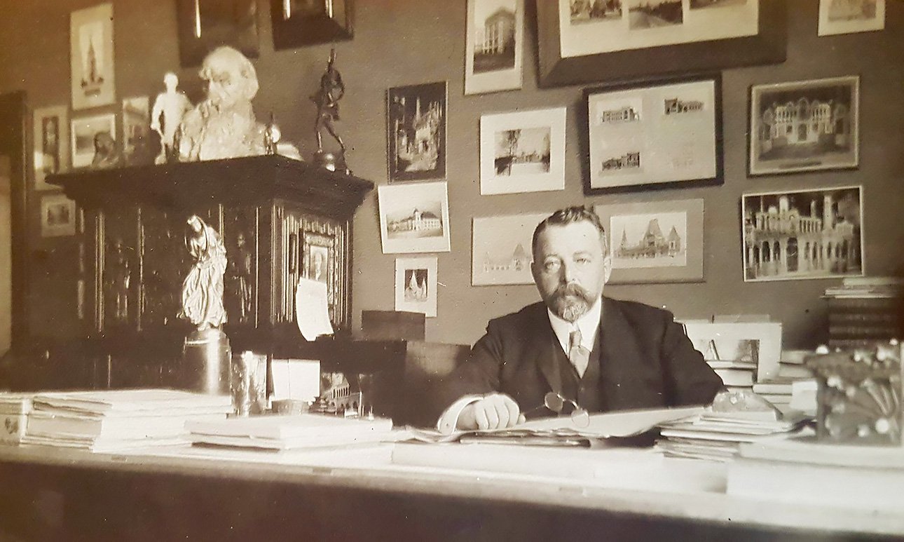 Федор Шехтель за столом в кабинете собственного особняка в Ермолаевском переулке в Москве. 1910-е.  Фото: Государственный музей архитектуры им. А.В.Щусева