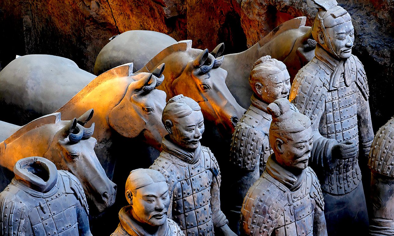 Фигуры глиняных воинов из погребальной армии Цинь Шихуанди.   Фото: Государственный исторический музей