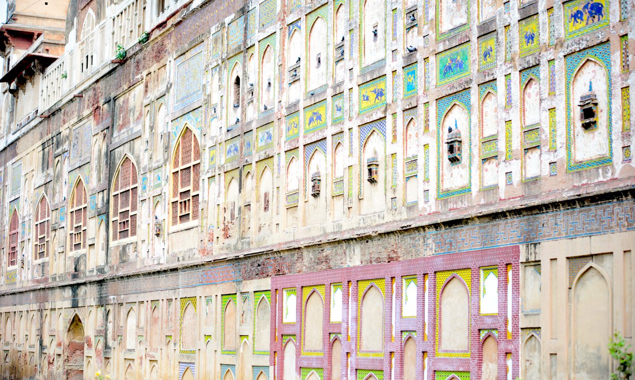 Изразцовая стена Лахорского форта до реставрации. 2012.  Фото: Aun Muhammad/CC BY 3.0