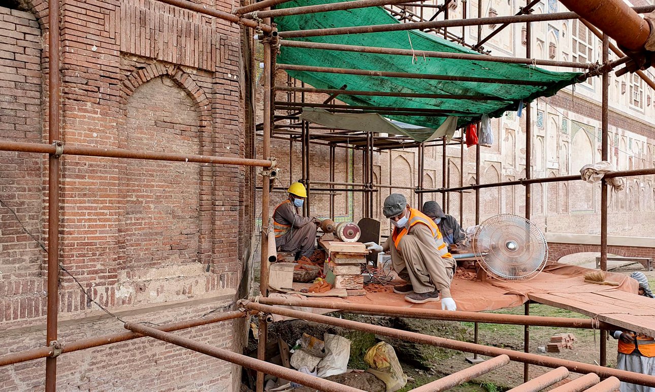 Реставрация изразцовой стены Лахорского. Фото: UNESCO World Heritage