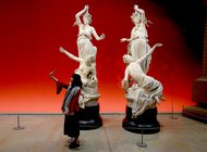 Селфи с раритетами: запрещать нельзя поощрять