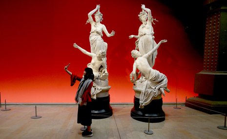 Селфи с раритетами: запрещать нельзя поощрять