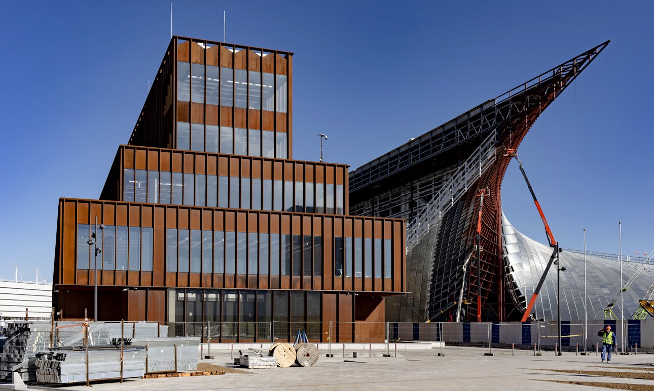 Здания Балтийской высшей школы музыкального и театрального искусств и Театра оперы и балета в Калининграде в процессе строительства.  Фото: Стройтрансгаз