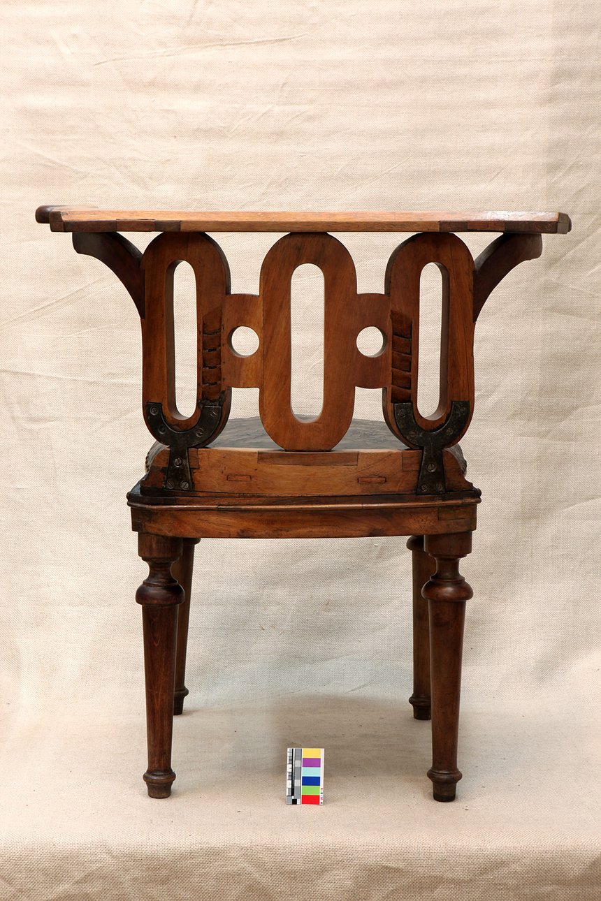 Достопамятное кресло на финальной стадии реставрации. Фото: Отдел реставрации Русского музея