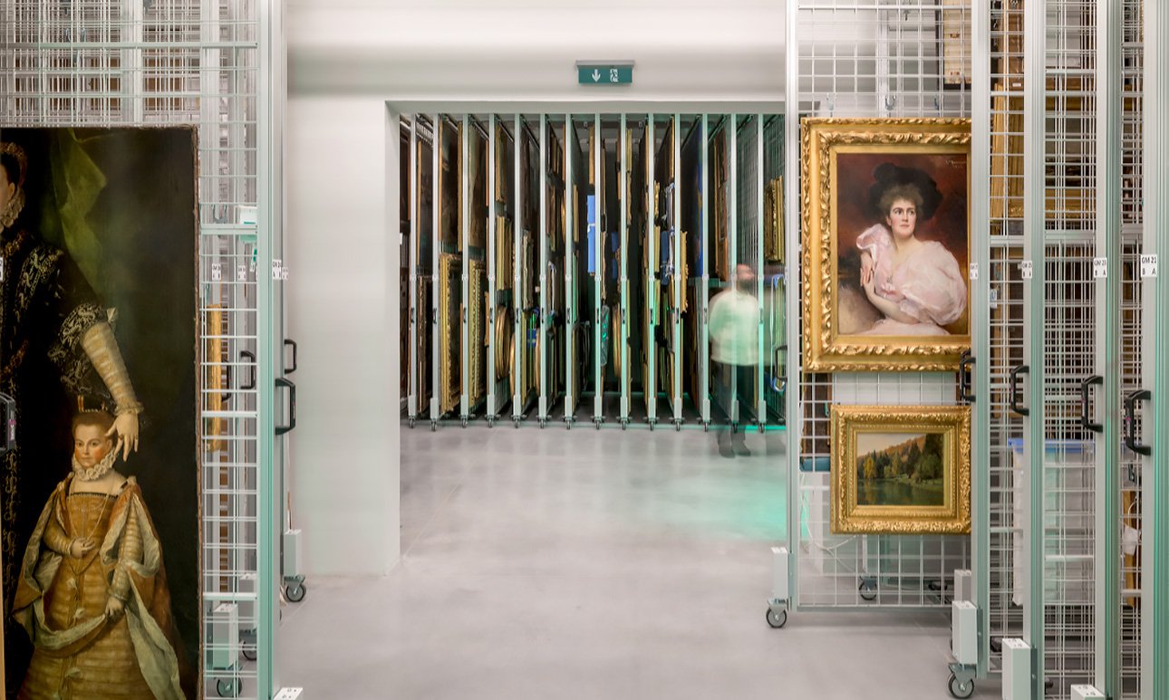 За сохраненным фасадом теперь разместились кафе, магазин, хранилища, реставрационная мастерская, офисы, несколько выставочных залов, исследовательский центр и кабинет графики. Фото: Le musée Bonnat-Helleu