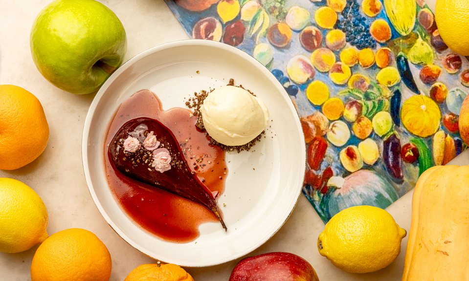 Груша печёная в вине / сливочное мороженое / печенье из тыквы.  Фото: Музей Москвы/Бистро «Цирк»