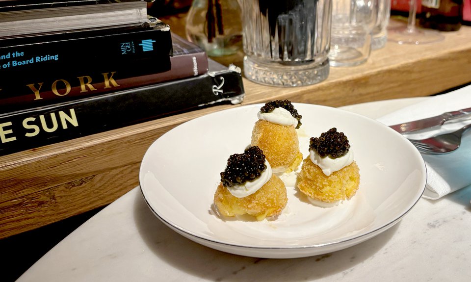 Картофельные крокеты / соленый крем из сыра / икра осетра.  Фото: Алена Лапина