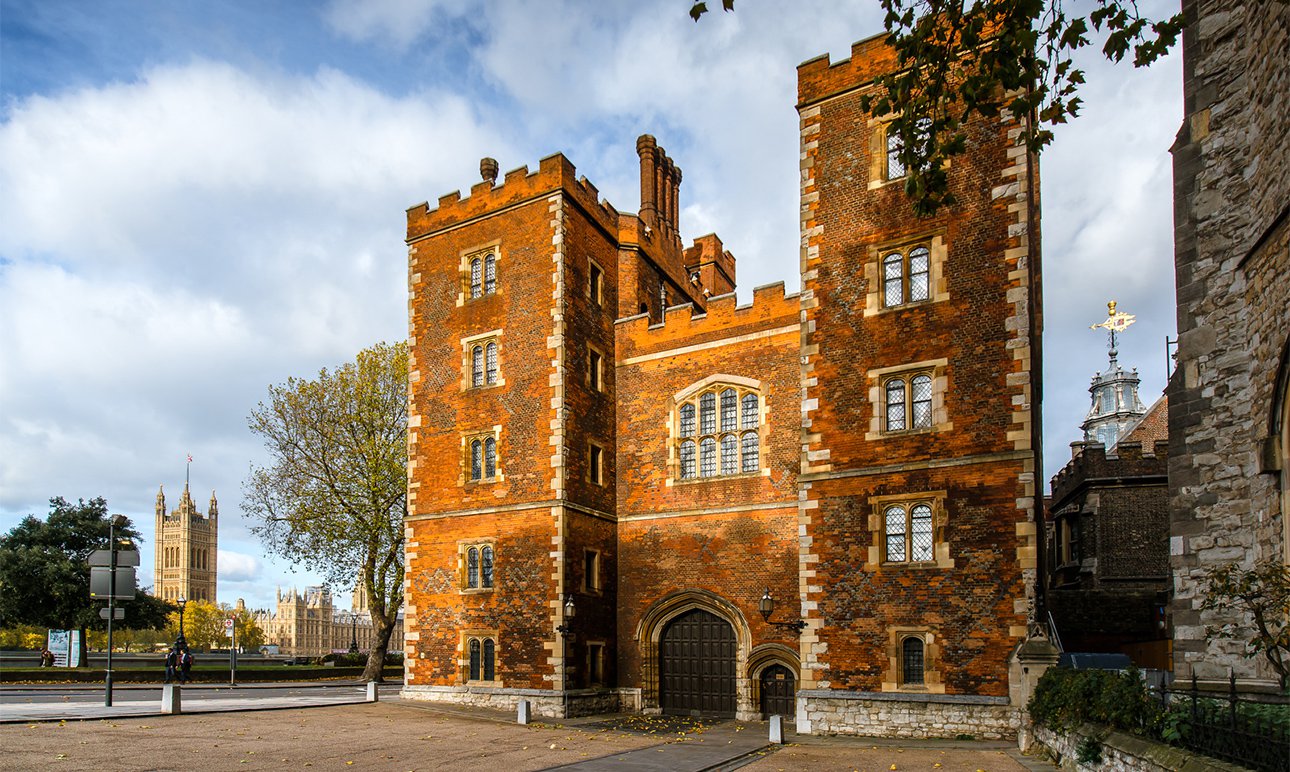 Краснокирпичные ворота Ламбетского дворца, известные как башня Мортона, представляют собой один из ярчайших образцов ранней тюдоровской архитектуры. Фото: Alex Baker
