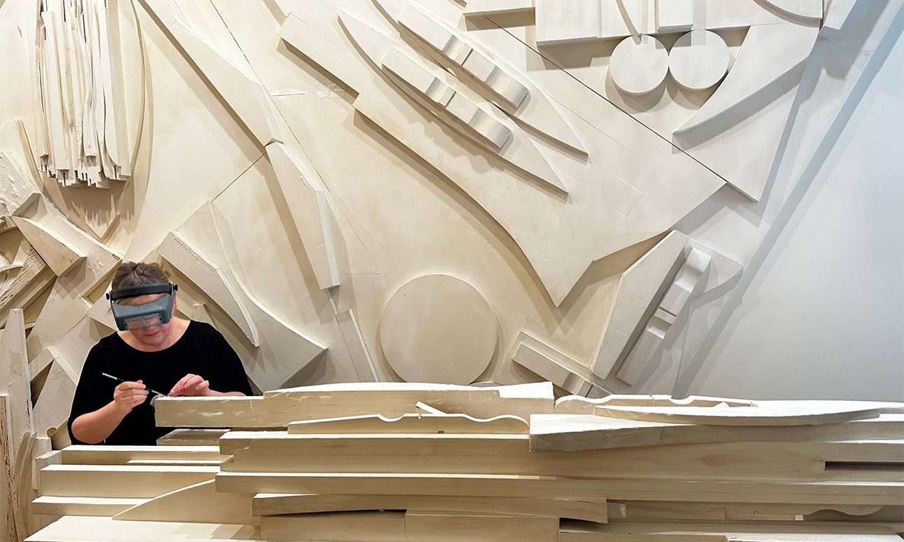 Был разработан план, предусматривавший, «очистку и приклеивание отслоившейся краски обратно к дереву». Это очень трудоемкий процесс. Фото: Nevelson Chapel