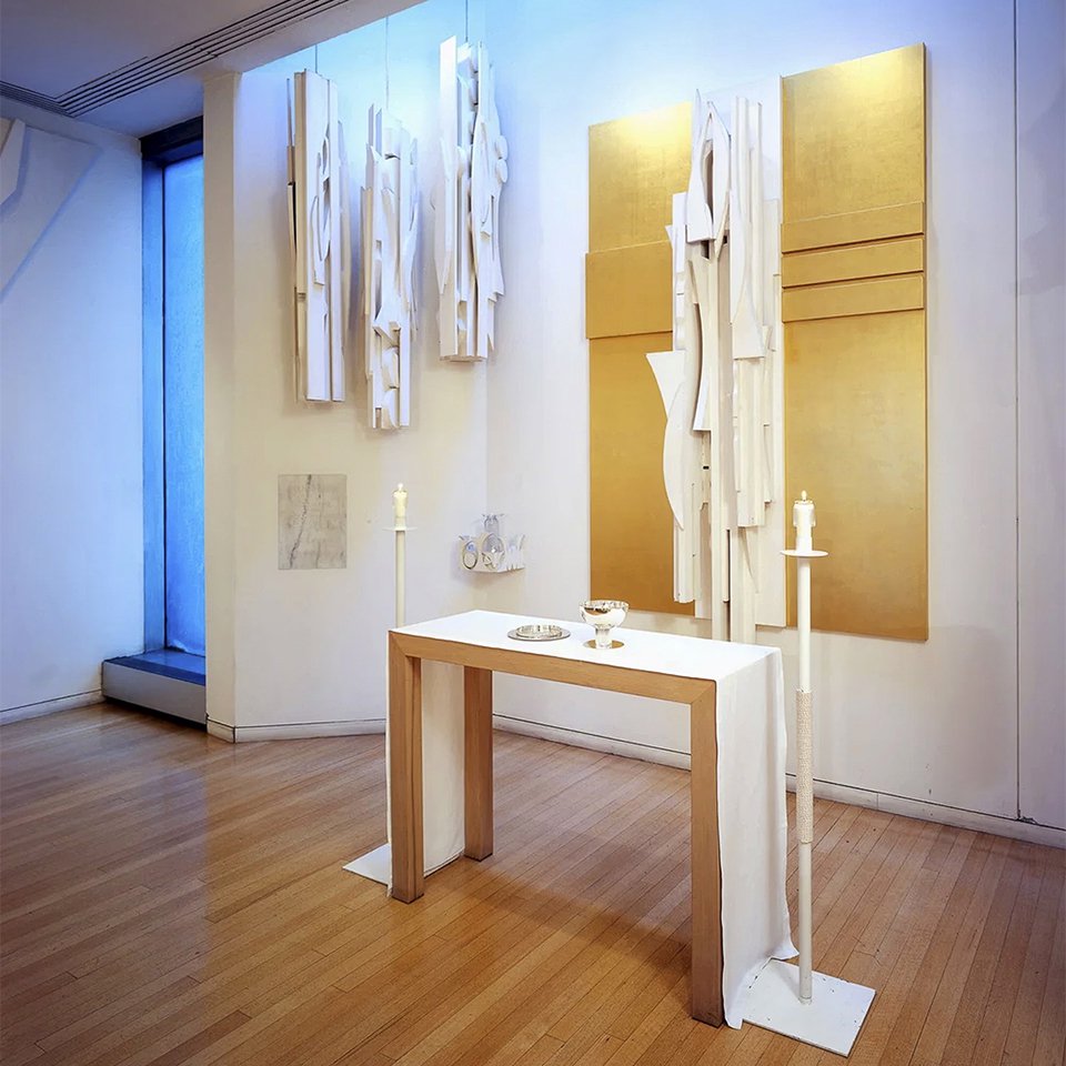 Серия из девяти окрашенных в белый цвет деревянных скульптур  сделана с учетом особенностей пространства часовни.  Фото: Thomas Magno/Nevelson Chapel