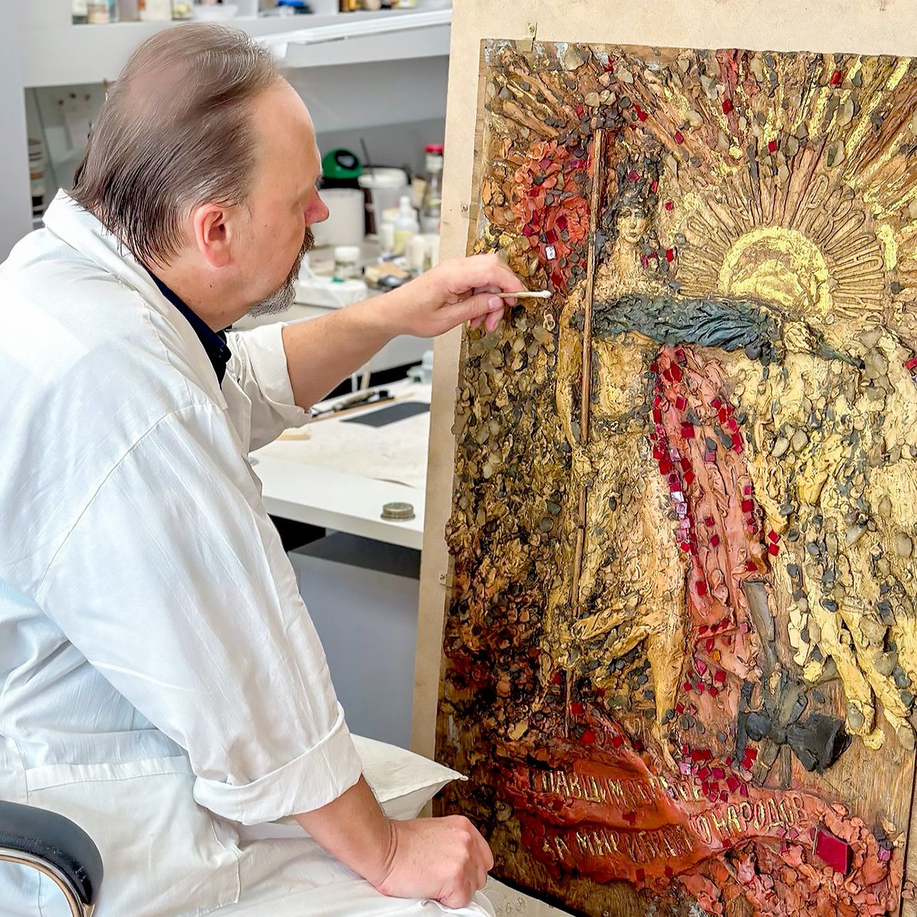 Реставратор Владимир Симонов в процессе работы над авторской репликой рельефа Сергея Коненкова Павшим в борьбе за мир и братство народов.  Фото: ВХНРЦ