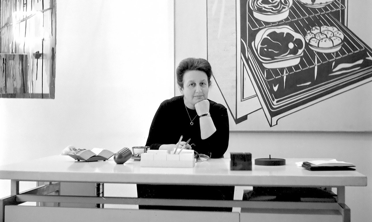 Илеана Соннабенд за своим рабочим столом в галерее в Париже. Около 1965.  Фото: Sonnabend Gallery, New York