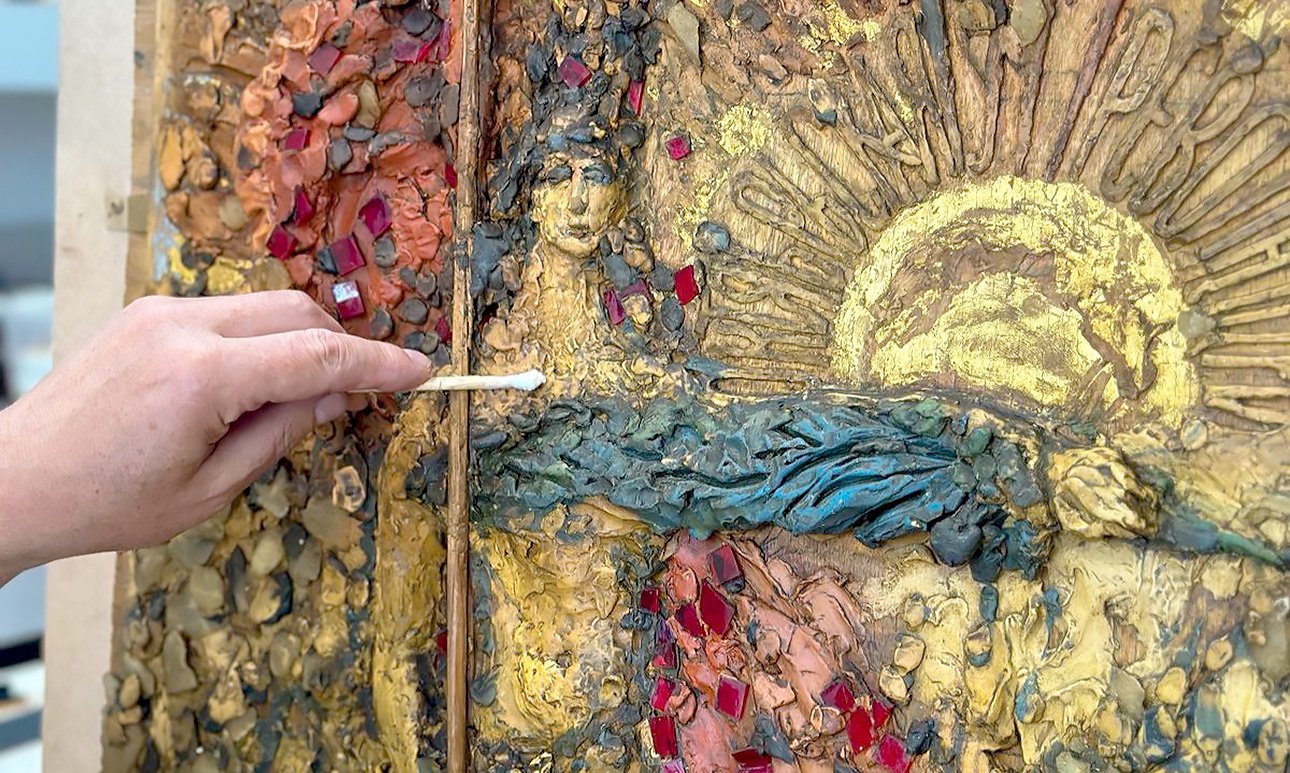 Реставрация пластилинового рельефа Сергея Коненкова «Павшим в борьбе за мир и братство народов» (1967).  Фото: ВХНРЦ