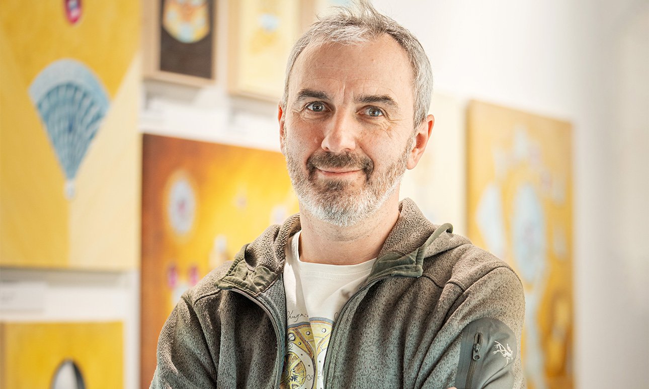 Константин Чайкин у своего стенда на ярмарке графики «Обертон».  Фото: из архива Константина Чайкина