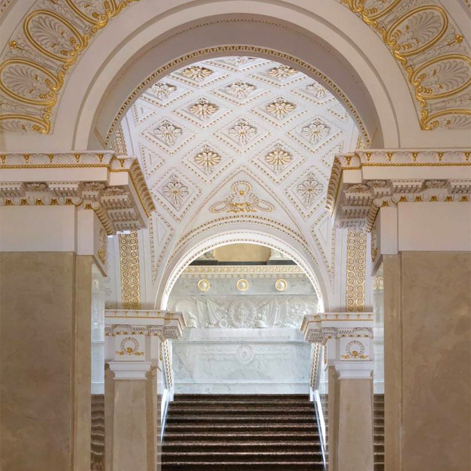 Вестибюль и парадная лестница отеля Four Seasons Lion Palace.  Фото: Four Seasons