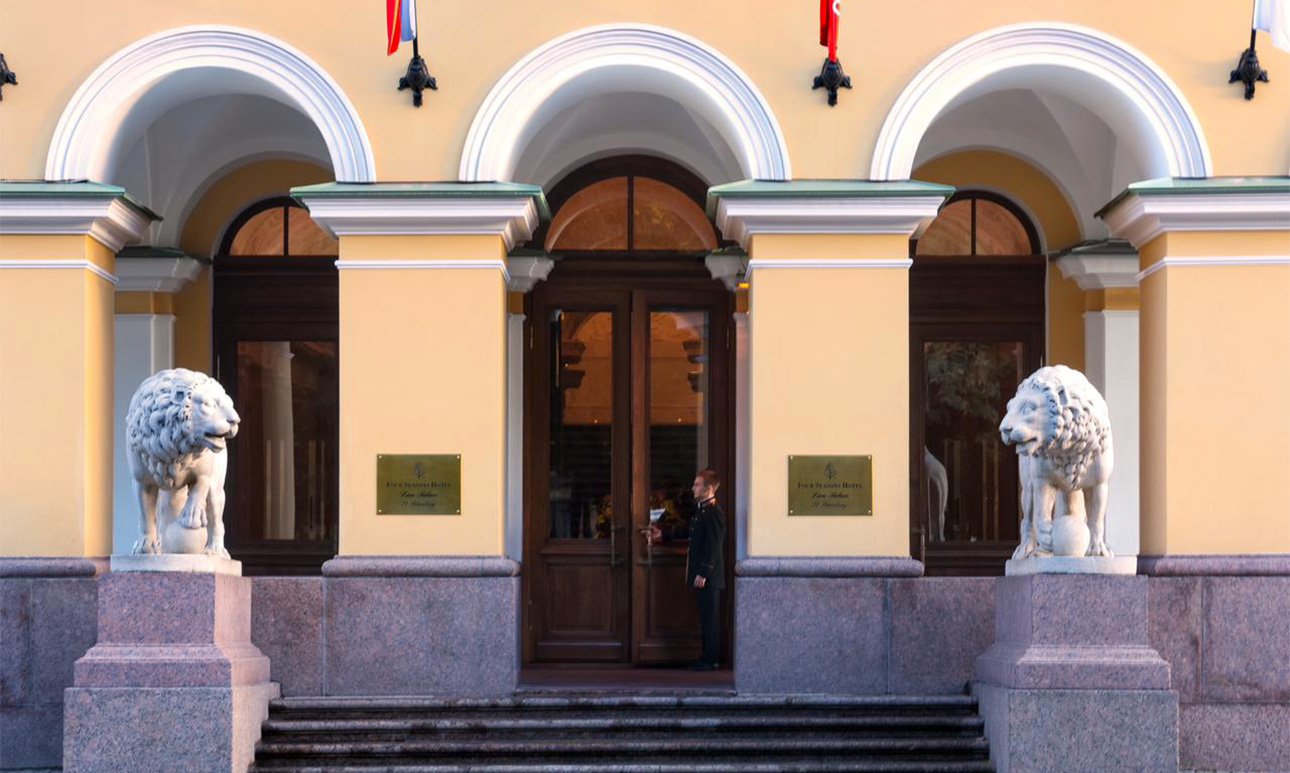 Легендарные мраморные львы у входа в отель Four Seasons Lion Palace в Санкт-Петербурге.  Фото: Four Seasons