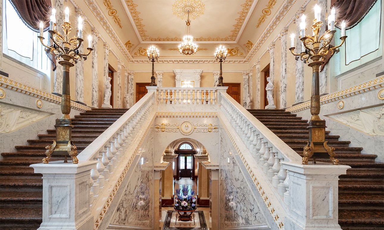 Парадная лестница отеля Four Seasons Lion Palace, сохранившаяся с начала XIX века.  Фото: Four Seasons