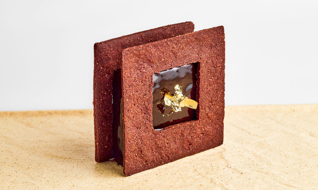 Десерт «Дом на набережной». Сет «Нуар-деко» в ресторане «Бочка».  Фото: Dellos