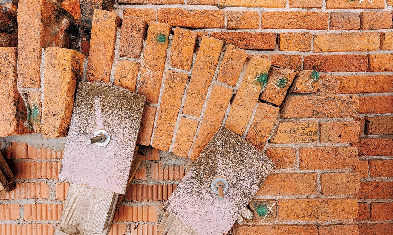Реставраторам пришлось оценивать состояние каждого отдельного кирпича исторической кладки, чтобы четко отметить те, которые требуют замены.  Фото: FORMA