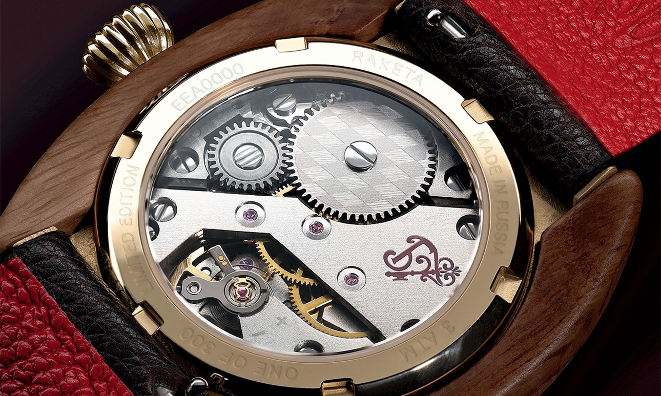 Через прозрачную заднюю крышку можно наблюдать за работой мануфактурного механизма, декорированного в русском стиле.  Фото: «Ракета»