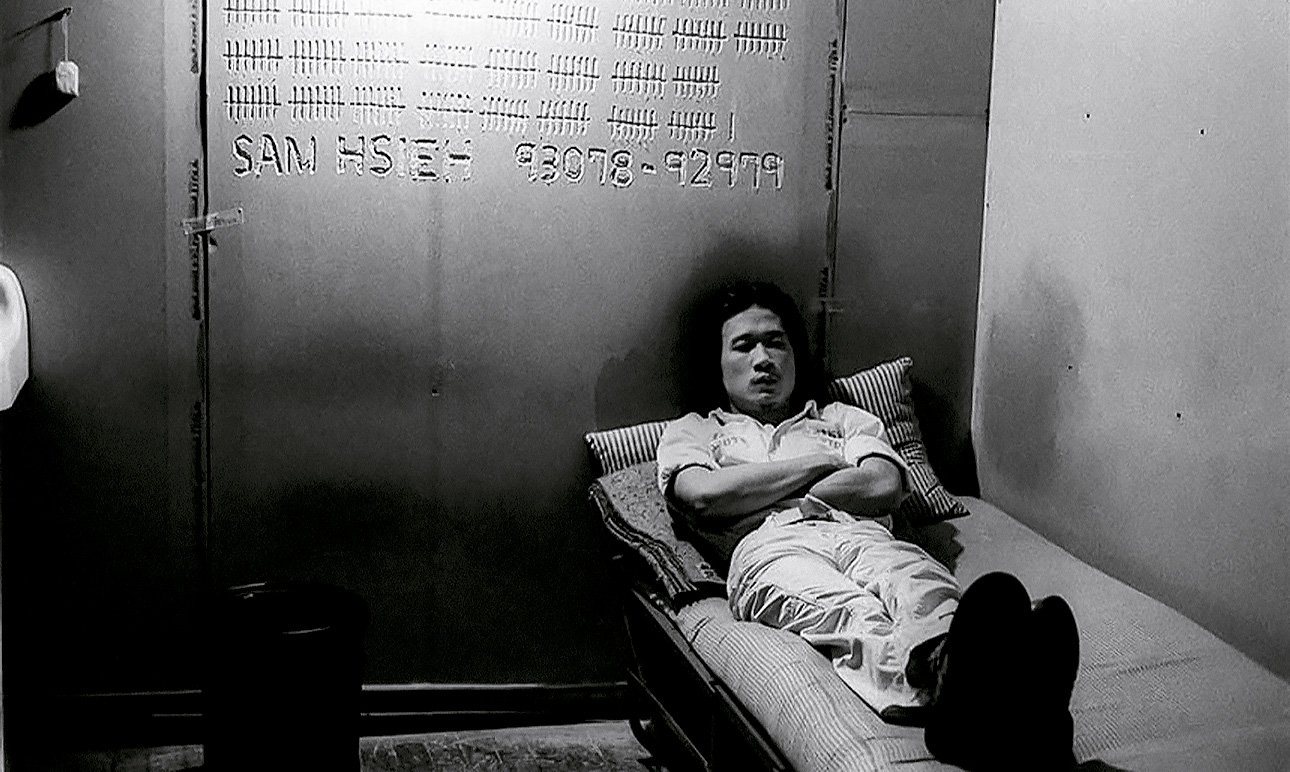 Тейчин Сье. «Клетка». 1978–1979. Документация перформанса. Сье целый год не читал, не писал, не разговаривал, не слушал музыку и не покидал своей деревянной клетки.  Фото: Claire Fergusson, Life Image/Dia Art Foundation/ Tehching Hsieh