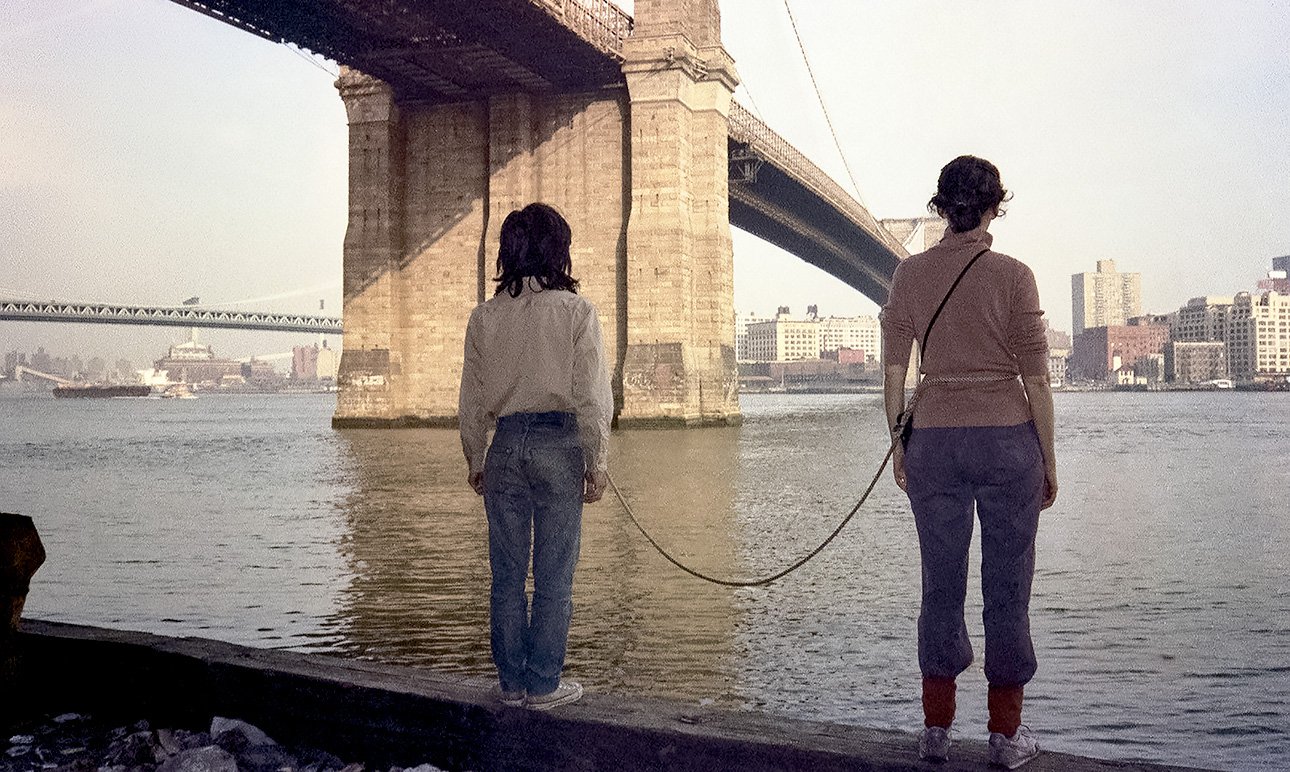 Тейчин Сье, Линда Монтано. «Веревка». 1983–1984. Документация перформанса. Сье был привязан к своей коллеге-художнице Линде Монтано в течение года, не прикасаясь друг к другу.  Фото: Tehching Hsieh, Linda Montano