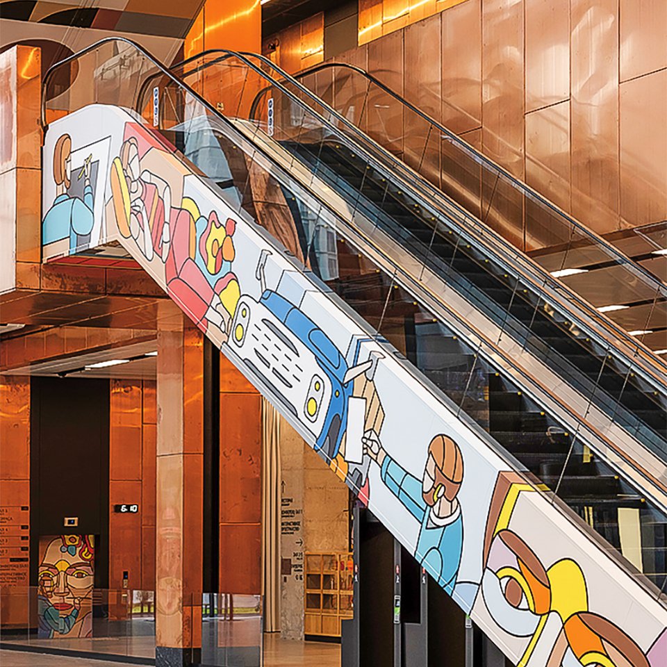 Эскалатор с работой художника Дмитрия Аске в музее «ЗИЛАРТ».  Фото: пресс-служба музея «ЗИЛАРТ»