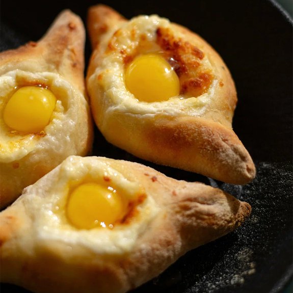 Хачапури по-аджарски мини. Фото: ресторан «Аивани»