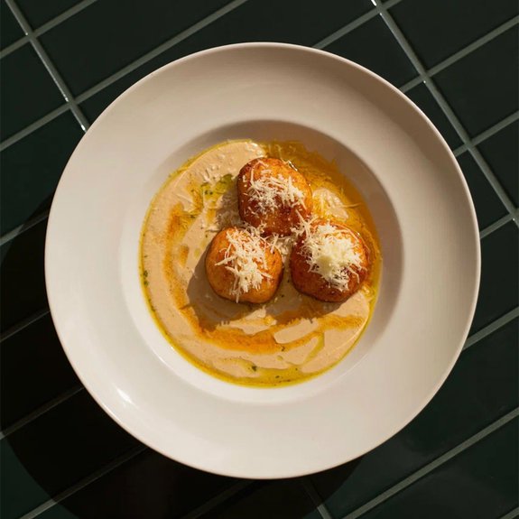 Горячие шарики эларджи в соусе баже.  Фото: ресторан «Аивани»